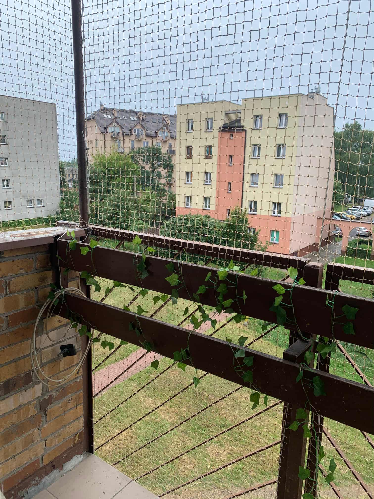 Realizacja montażu siatki na gołębie - Katowice, zabezpieczenie balkonu przed ptakami