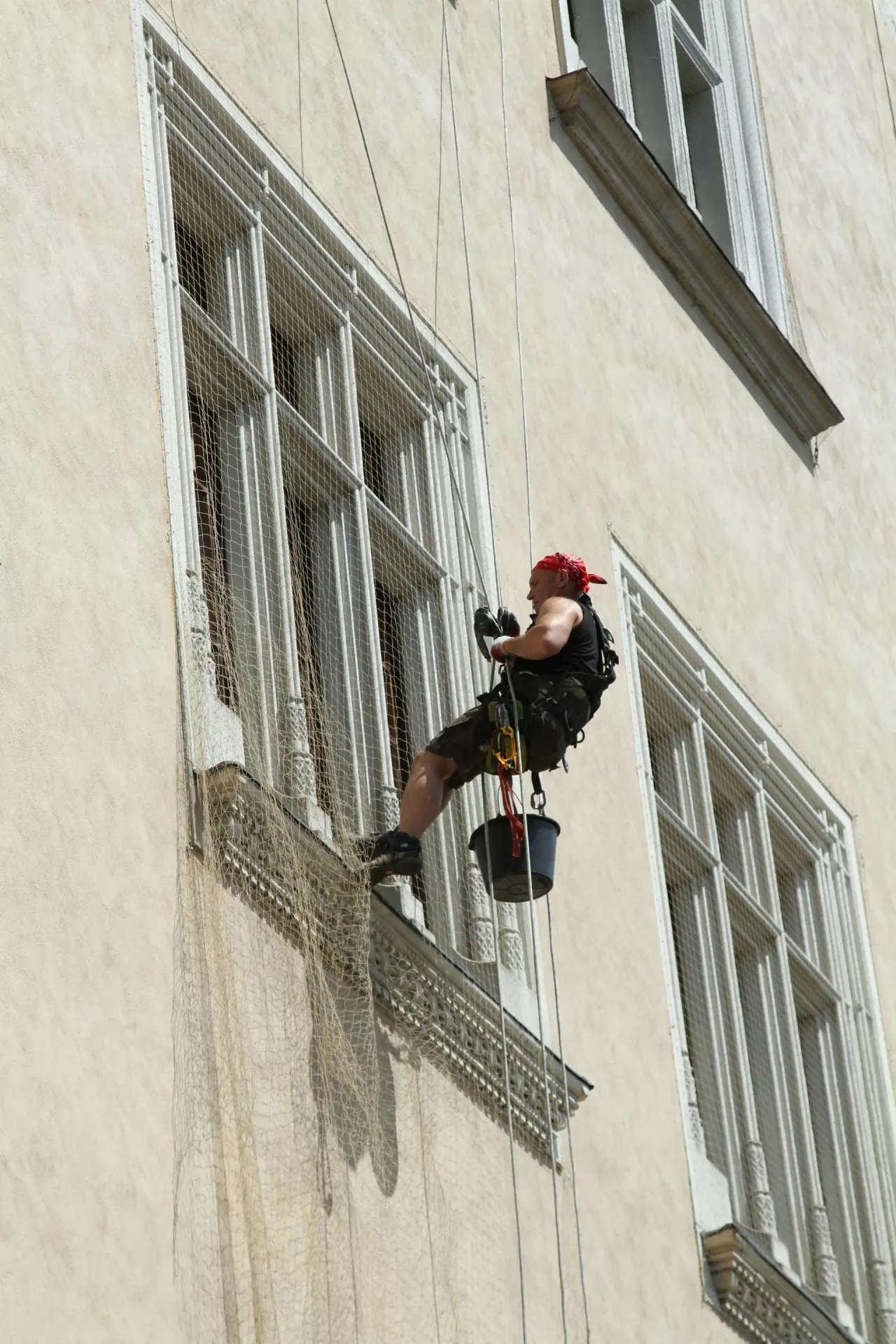 Montaż siatki ochronnej i kolców przeciw ptakom — technik Nobir